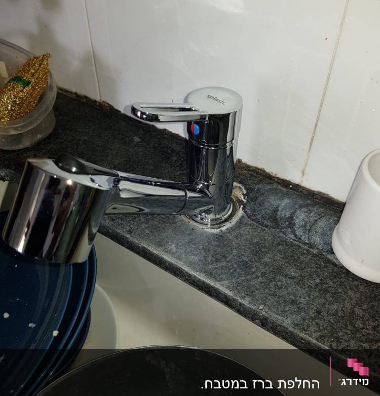 ברז כרום מותקן על משטח כיור במטבח